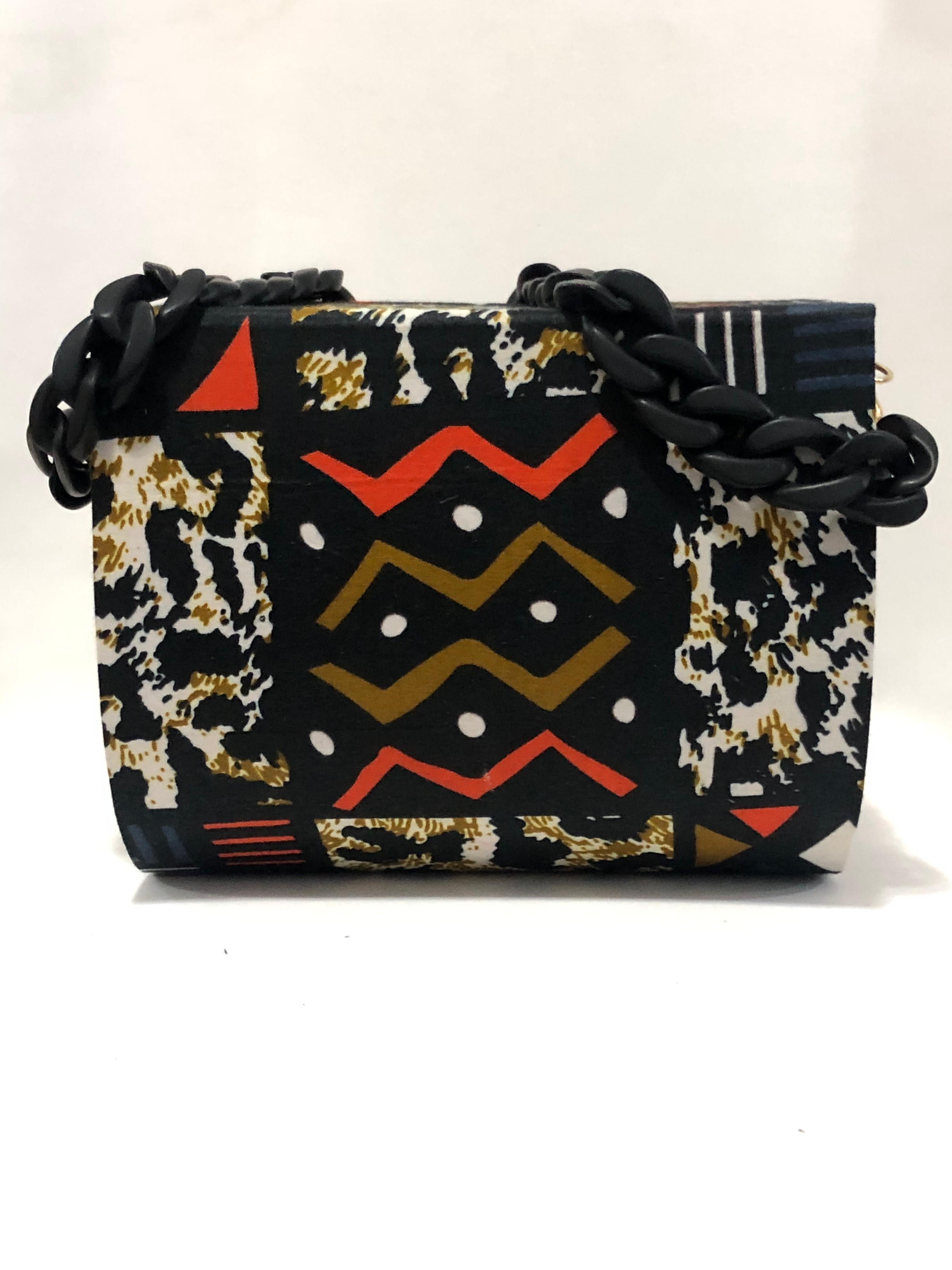 Bolsa multicolor com corrente